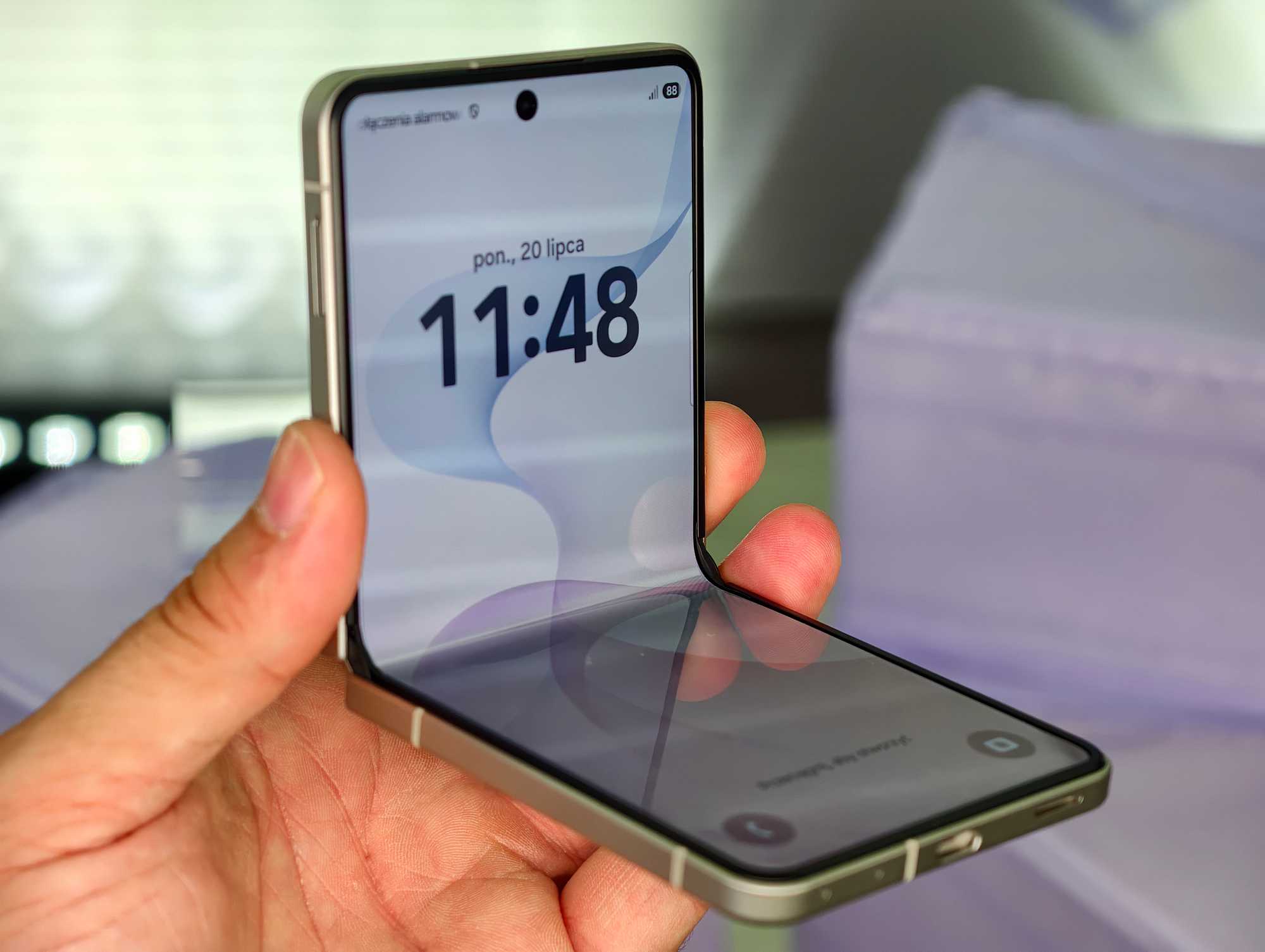 Samsung Galaxy Z Flip 8 – pierwsze wrażenia: lżejszy telefon i ulepszony ekran zewnętrzny