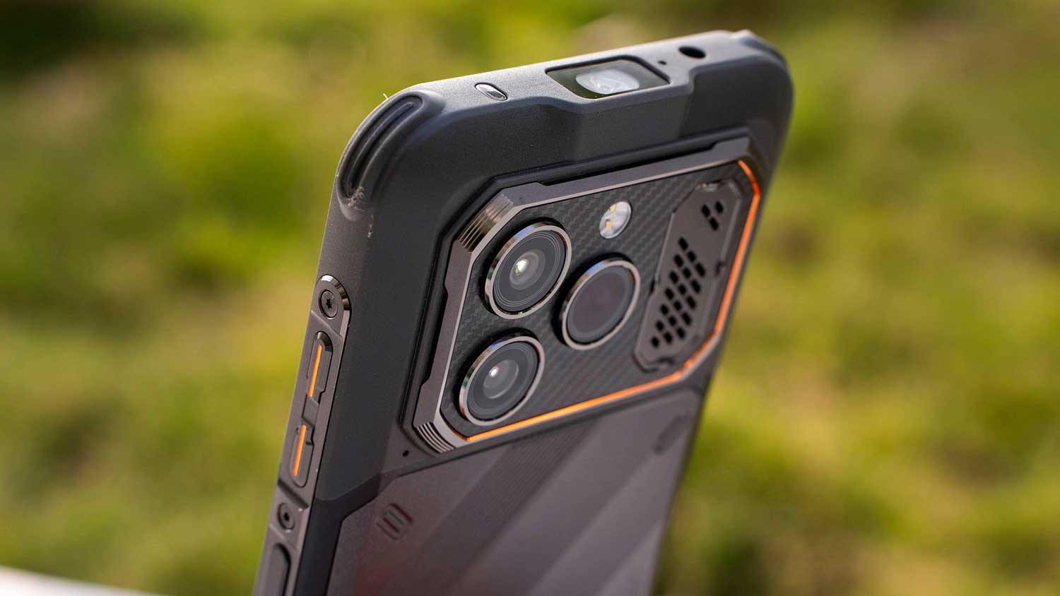 Pancerny smartfon z baterią na zmianę - rusza globalna sprzedaż