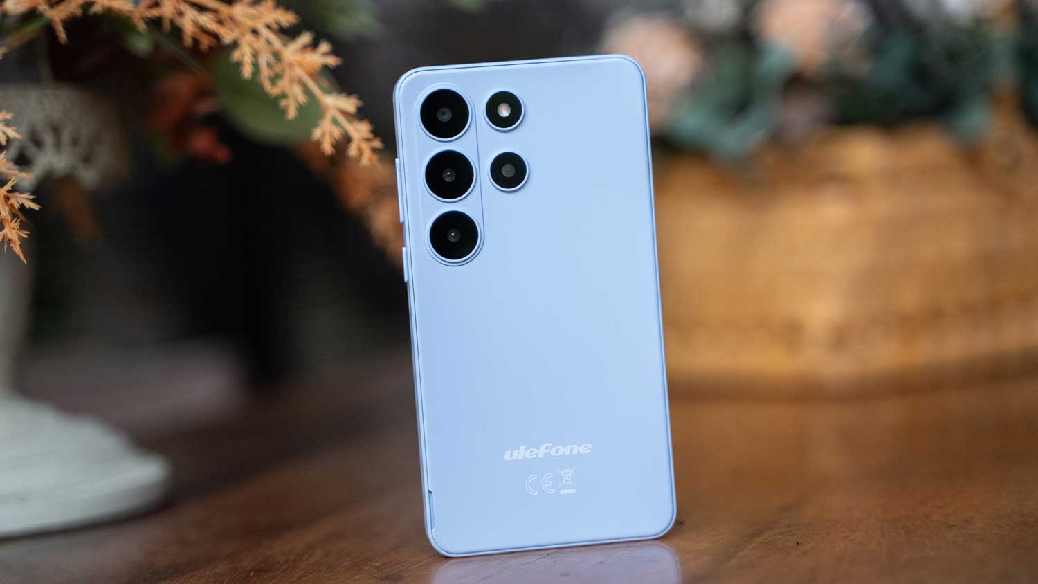 Mały smartfon za grosze - ma wymienną baterię i Androida 16