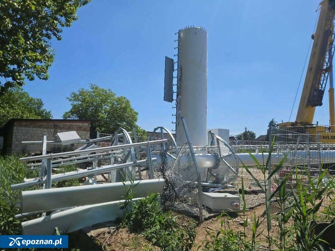 Maszt 5G runął w Poznaniu - pękł pas podczas stawiania konstrukcji