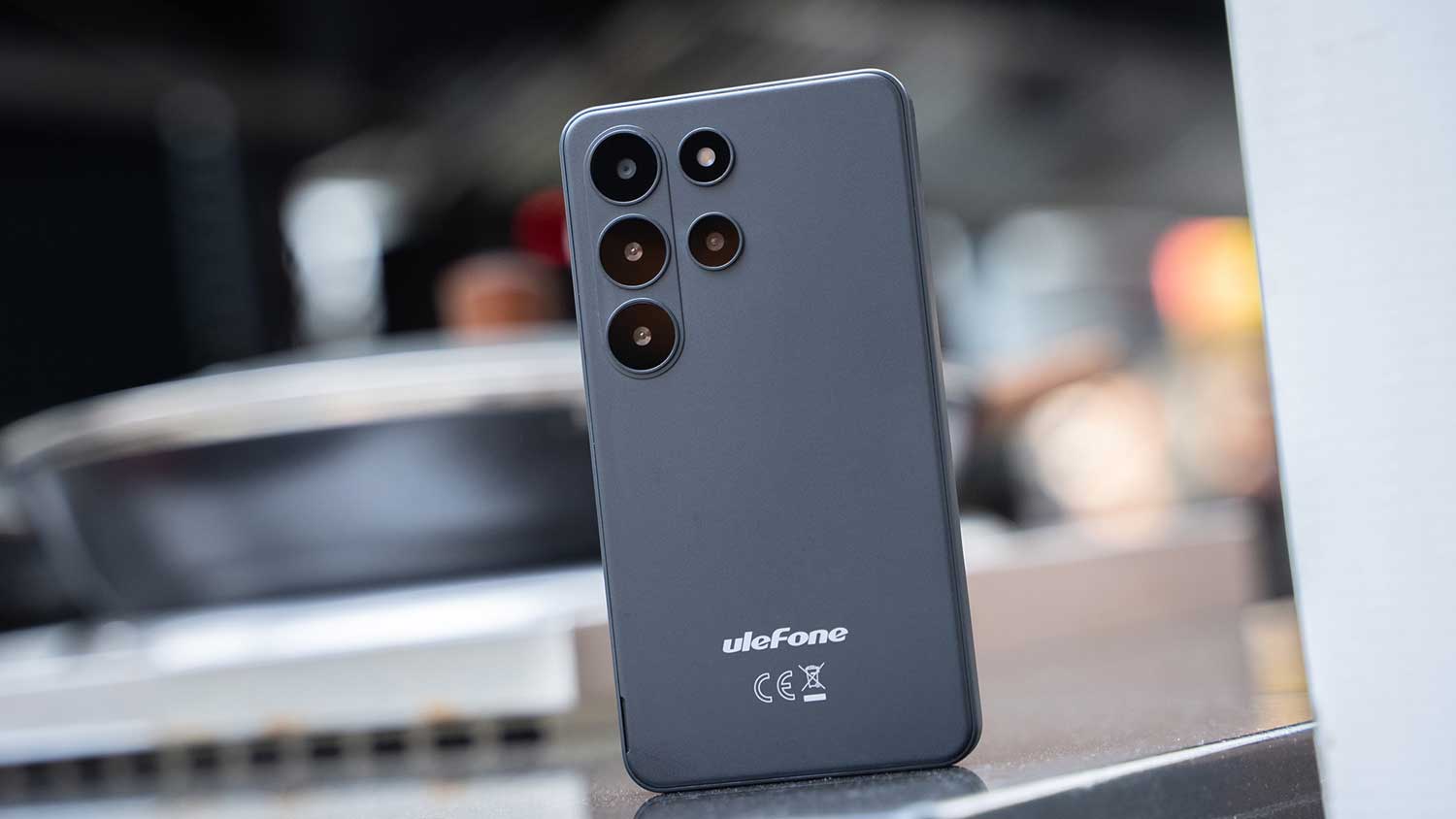 Mały smartfon za grosze - ma wymienną baterię i Androida 16
