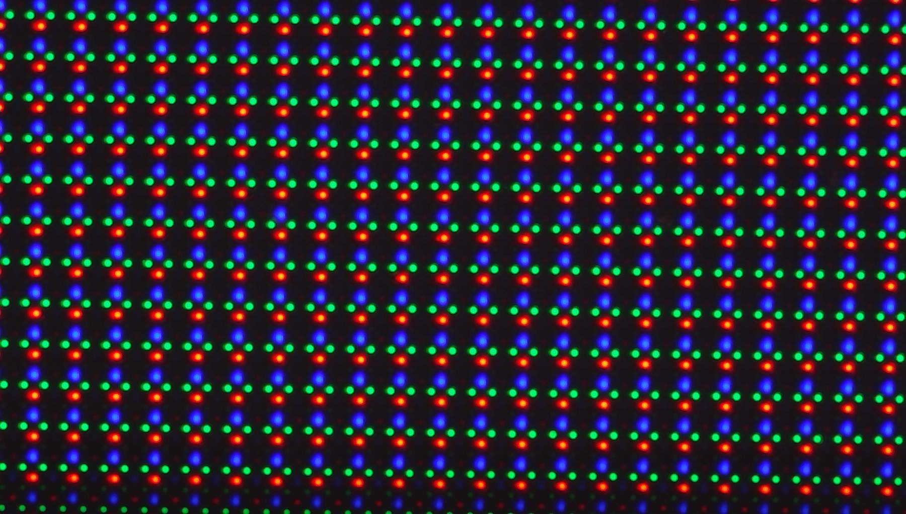Oto ekran Samsunga z funkcją privacy display pod mikroskopem