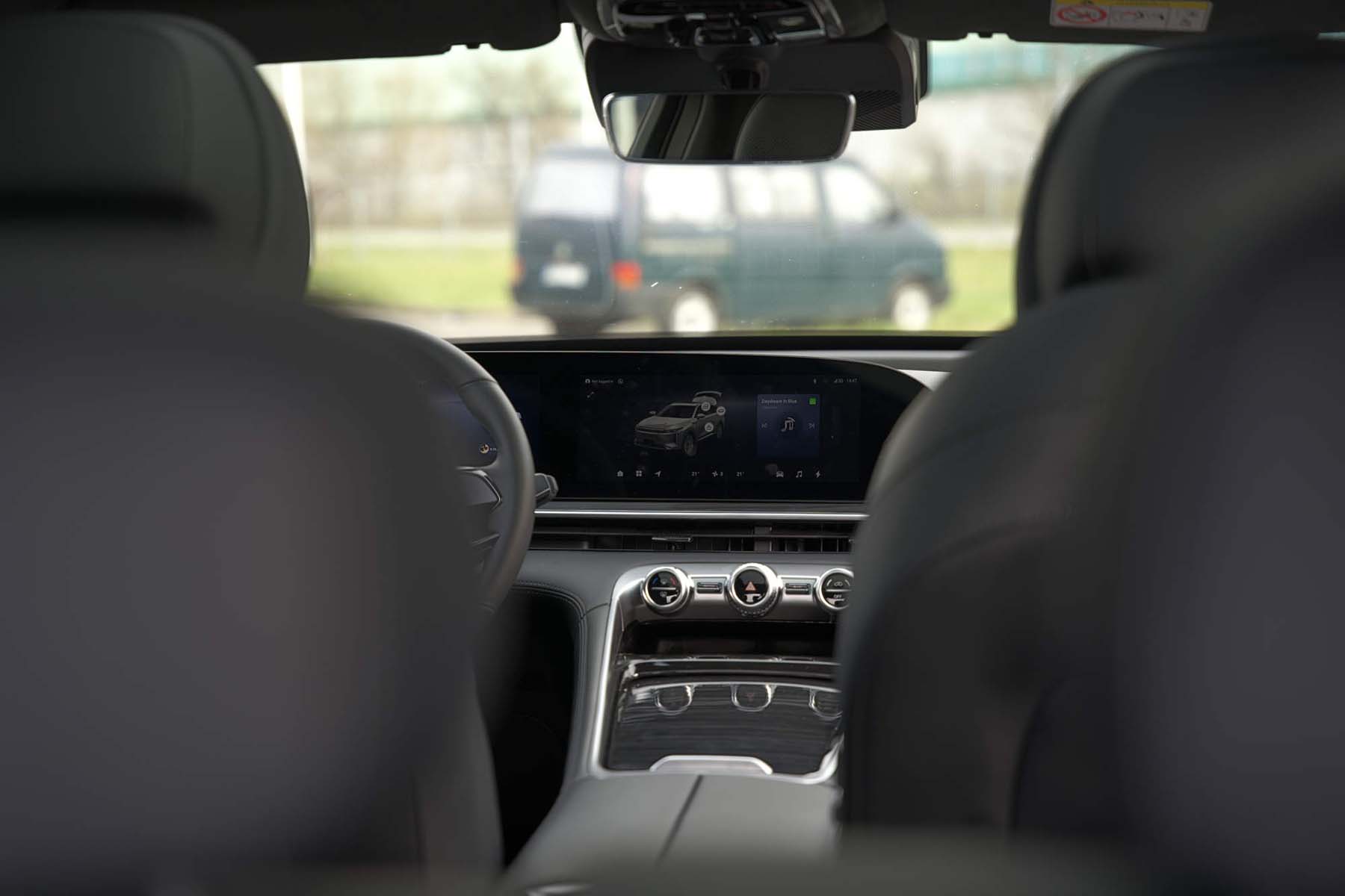 Sprawdziliśmy Omodę 9 Super Hybrid - SUV, ponad 500 koni, zasięg 1100 km - całość za 219 tysięcy złotych