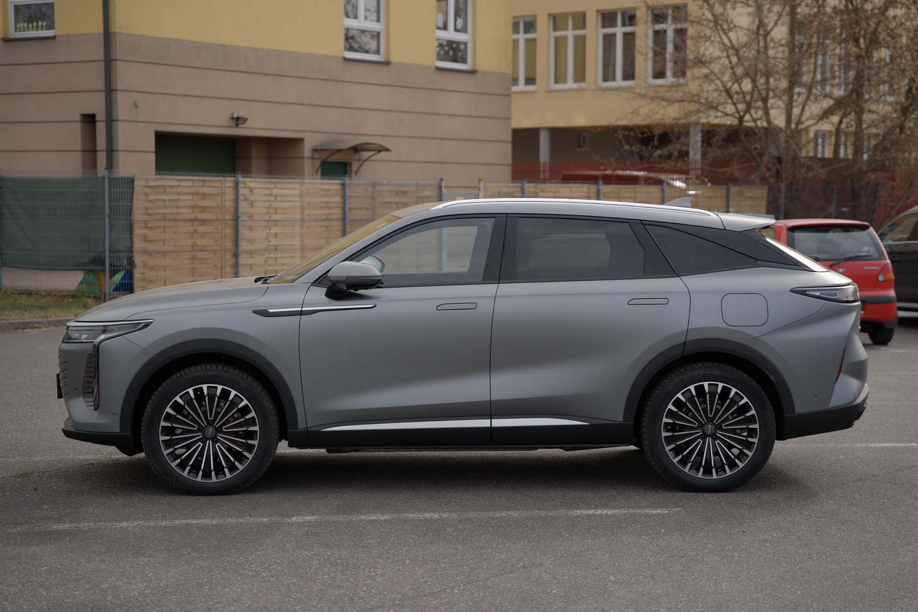 Sprawdziliśmy Omodę 9 Super Hybrid - SUV, ponad 500 koni, zasięg 1100 km - całość za 219 tysięcy złotych