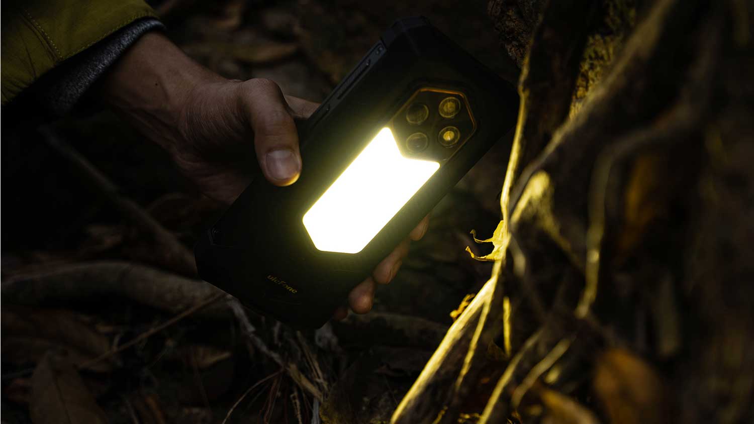 Nowy pancerny smartfon ma bardzo mocną latarkę