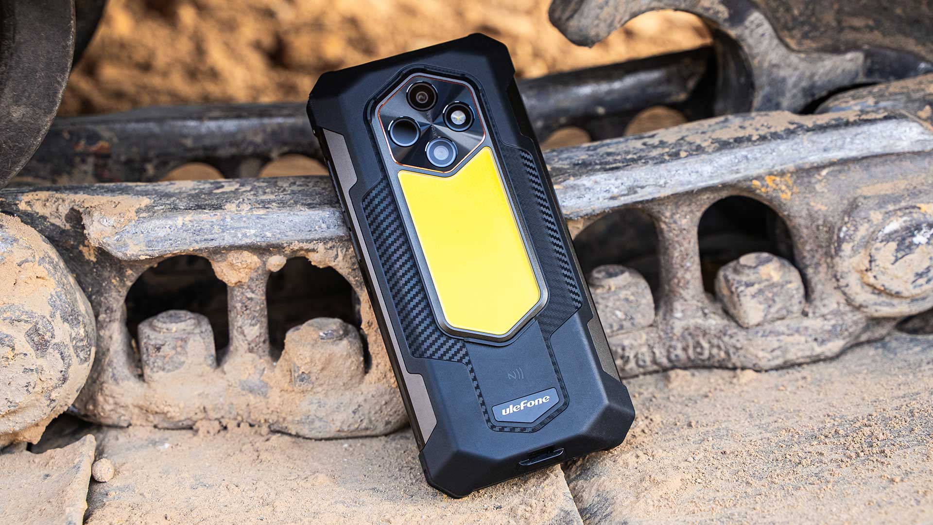 Nowy pancerny smartfon ma bardzo mocną latarkę