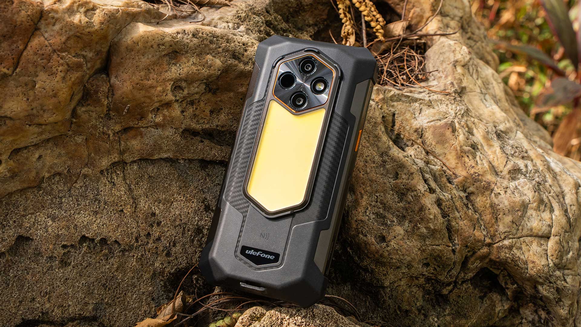 Nowy pancerny smartfon ma bardzo mocną latarkę