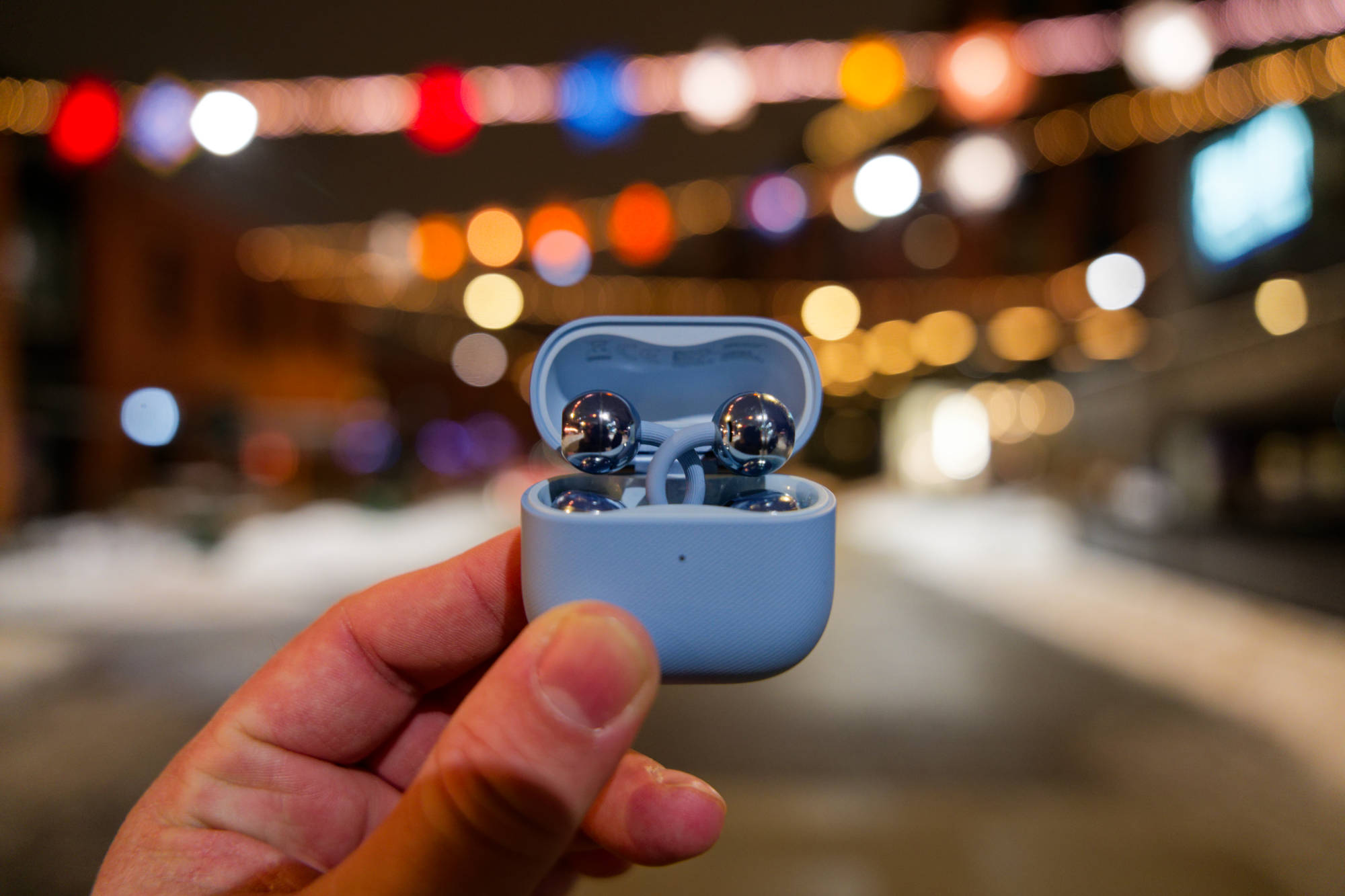 To pierwsze słuchawki, których nie czujesz i nie zgubisz