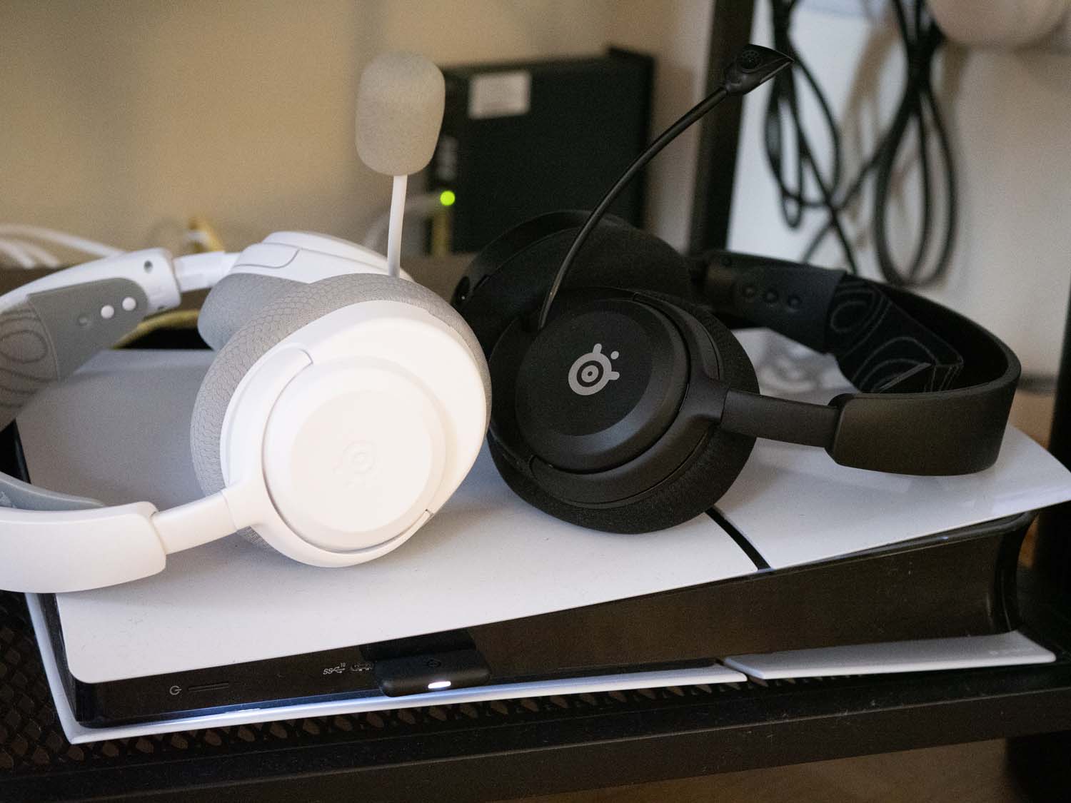 Test słuchawek SteelSeries Arctis Nova 5 Wireless – średnia półka dla graczy stacjonarnych i mobilnych