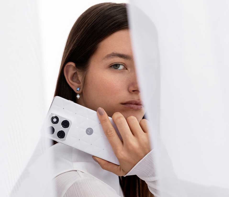 Ekskluzywna Motorola edge 70 - specjalna edycja Pantone 2026 z kryształami Swarovskiego