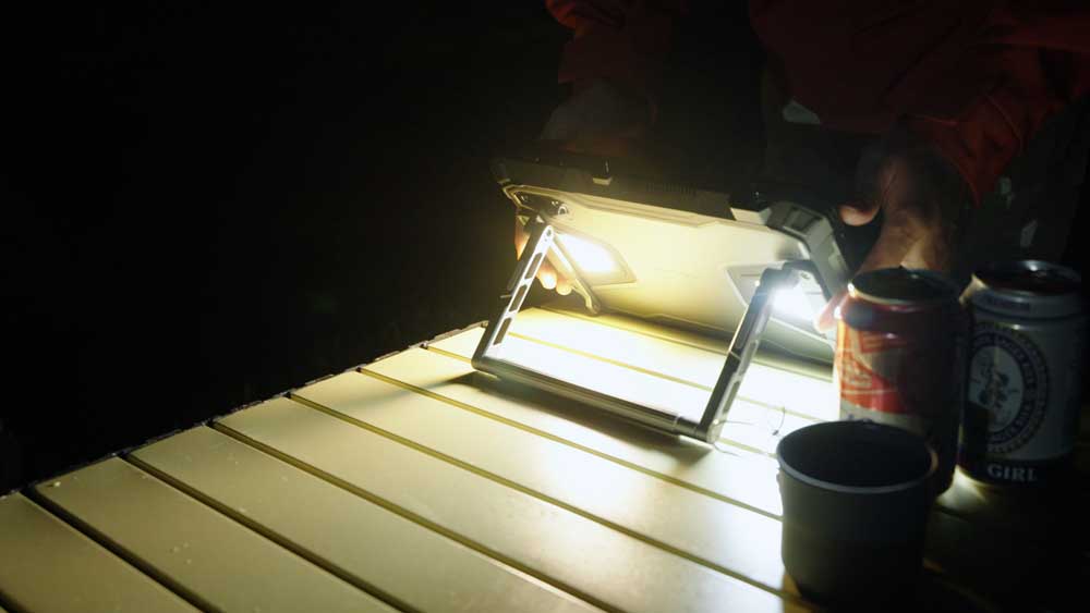 Pancerny tablet z projektorem