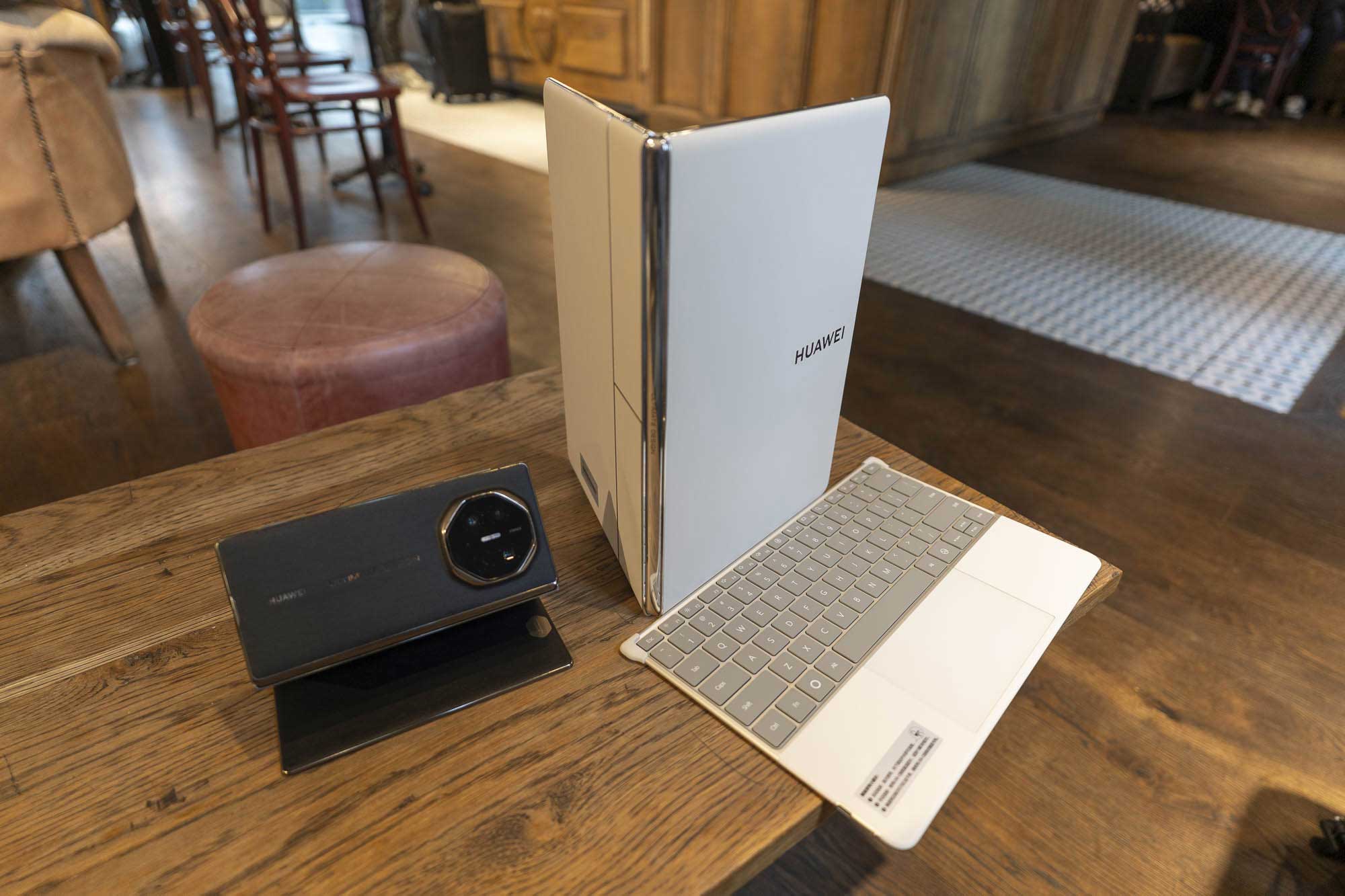 Huawei MateBook Fold Ultimate Design – kosmiczny składany laptop w w naszych rękach