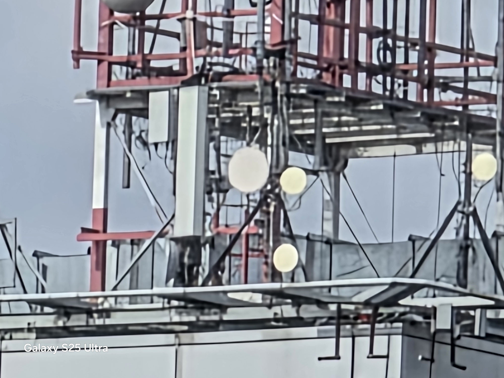 Porównanie zoomu 100x w Pixelu i Samsungu