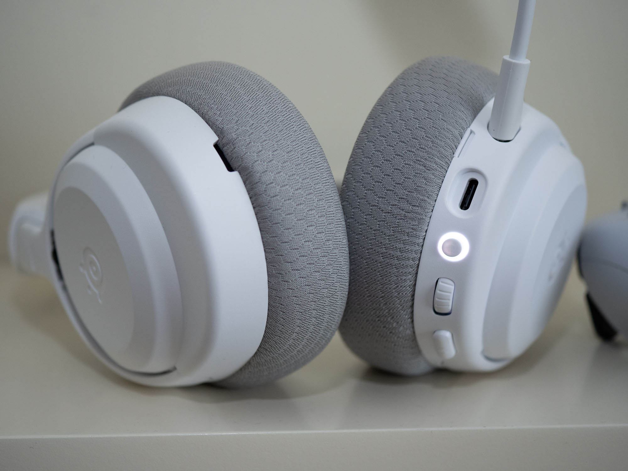 Sprawdziliśmy słuchawki Arctis Nova 3P Wireless - niby są do PS5, ale świetnie działają ze smartfonem, tabletem i komputerem