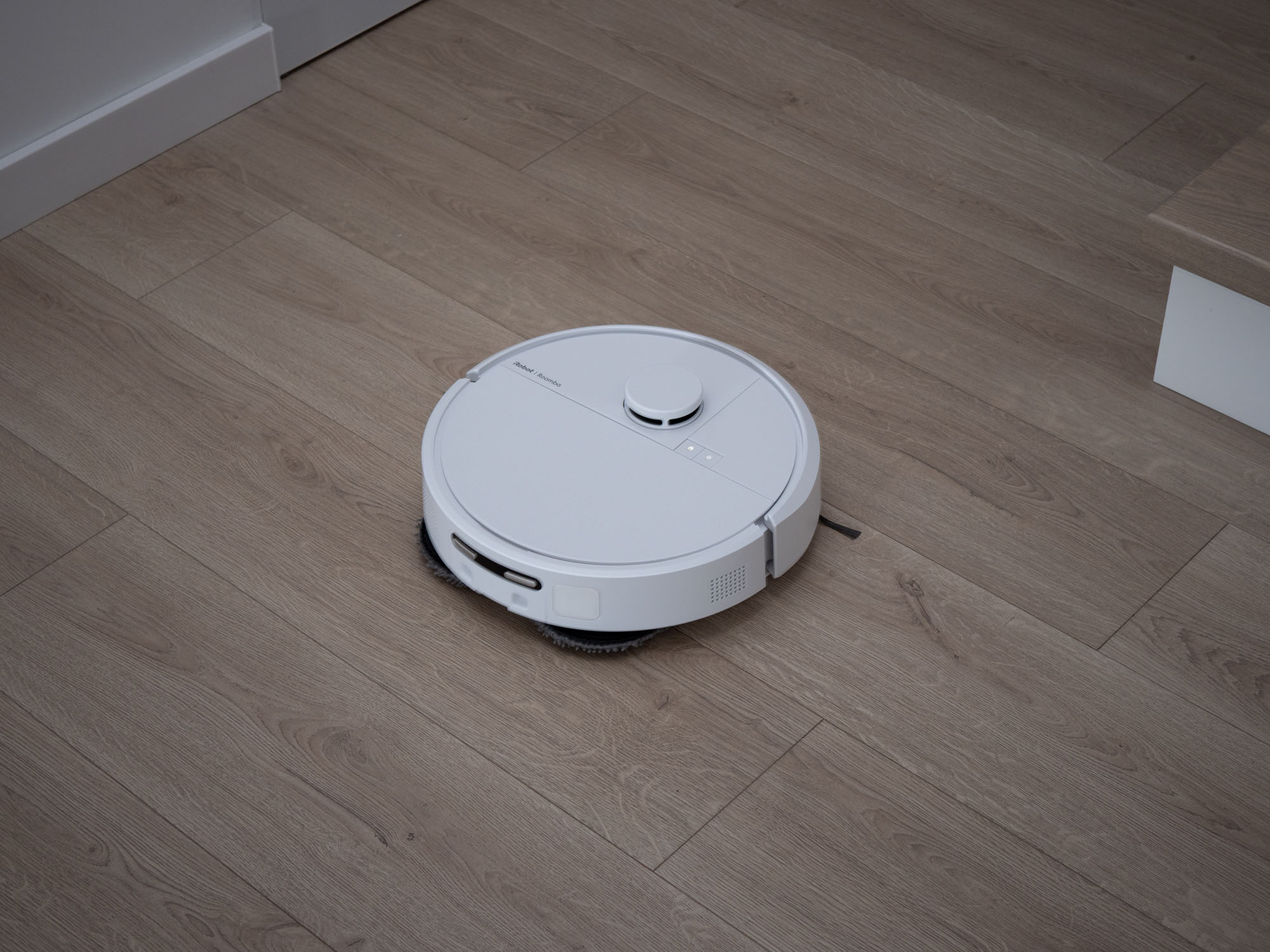 Przetestowaliśmy robota Roomba Plus 405 Combo - to tania amerykańska alternatywa dla chińskich robotów sprzątających