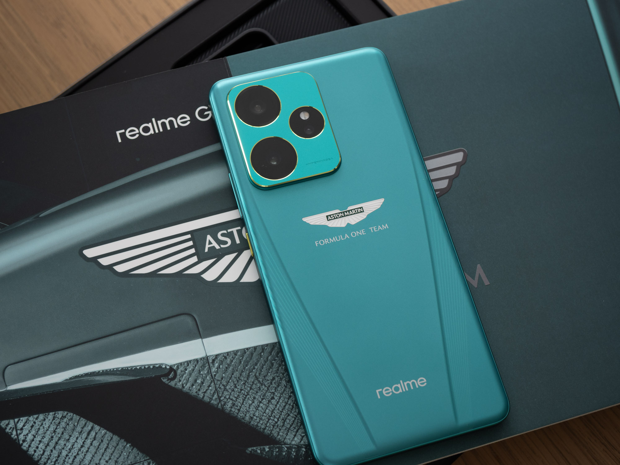 Oto najbardziej wypasiona wersja realme GT 7 - sprawdziliśmy czym się różni od zwykłej