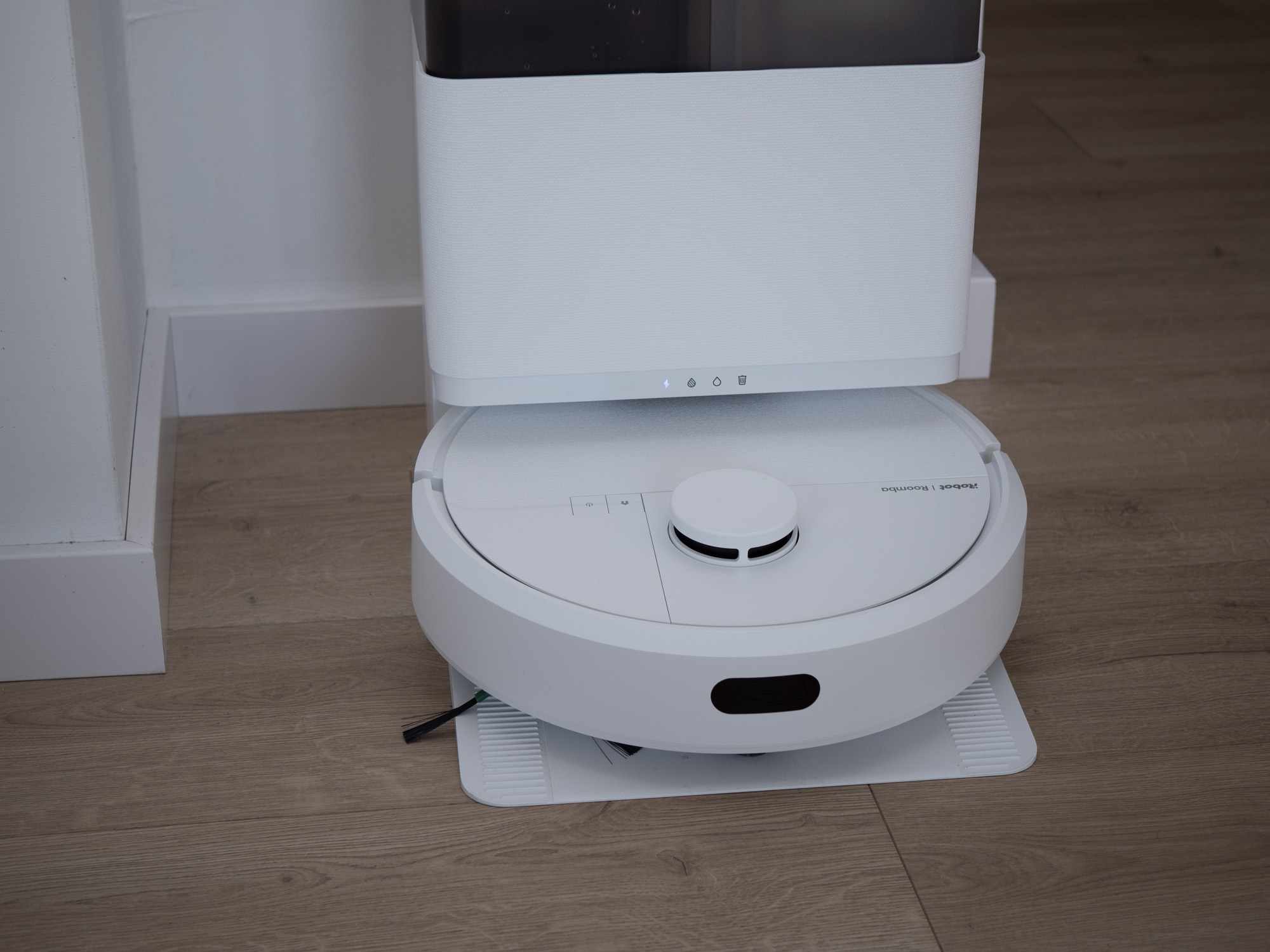 Przetestowaliśmy robota Roomba Plus 405 Combo - to tania amerykańska alternatywa dla chińskich robotów sprzątających