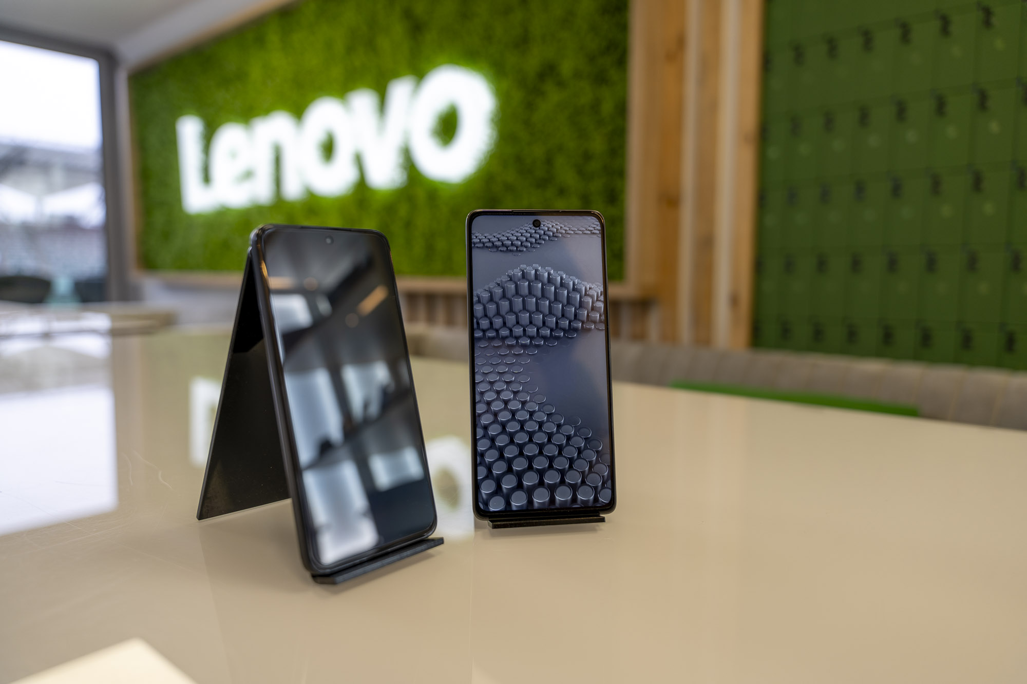 Nowe smartfony biznesowe Motorola: moto g75 5G i ThinkPhone 25 – niezawodność w zasięgu ręki