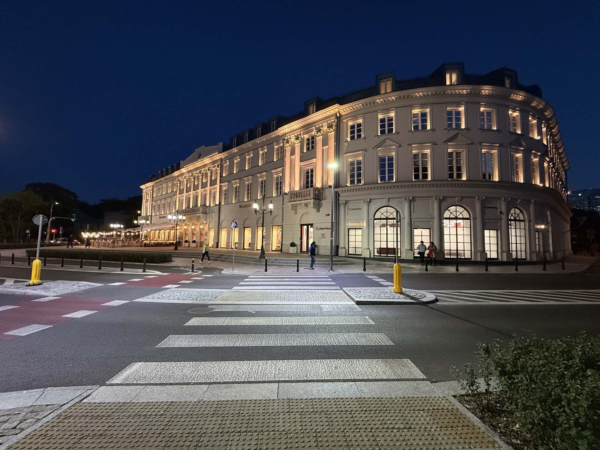 Porównaliśmy nocne zdjęcia z najtańszego i najdroższego iPhone’a 16 - nie widać różnicy