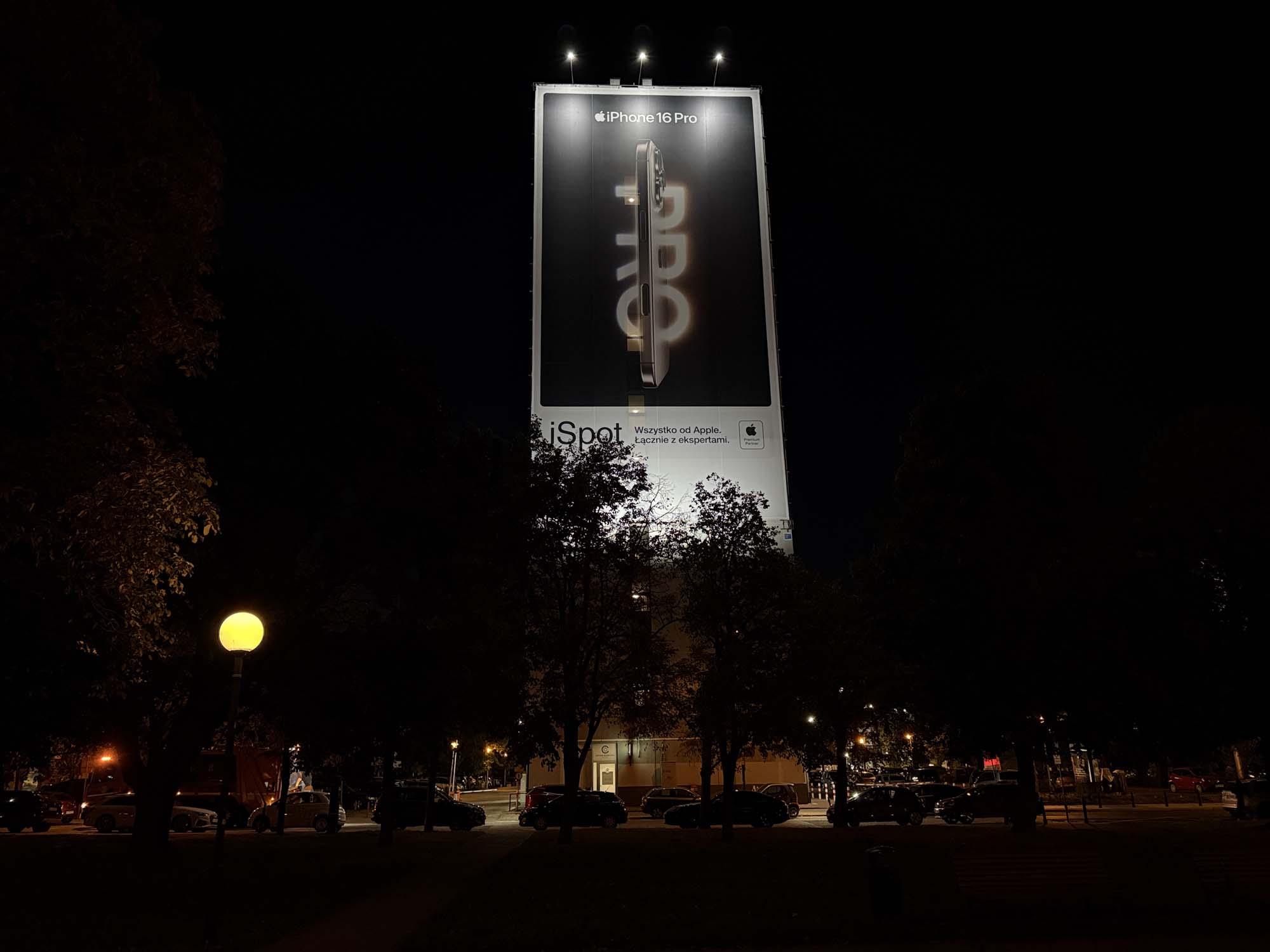 Porównaliśmy nocne zdjęcia z najtańszego i najdroższego iPhone’a 16 - nie widać różnicy