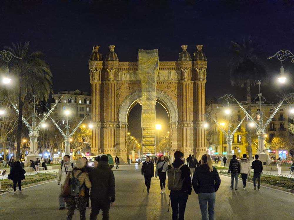 Barcelona w nocy - porównujemy zdjęcia z Xiaomi 14, Galaxy S24 i iPhone 15 Pro Max