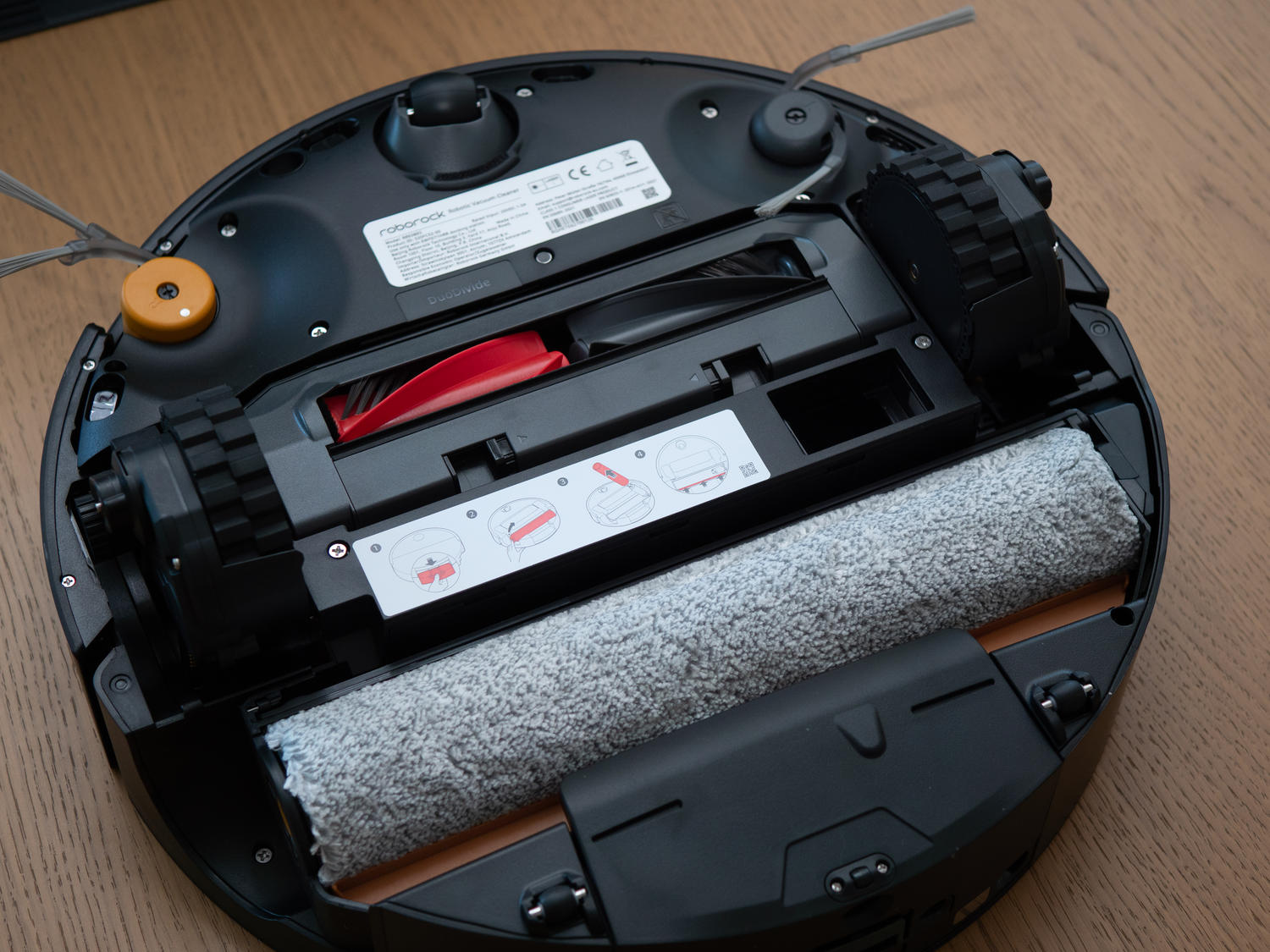 Test Roborock Saros 20 Flow Complete – rolka mopująca w odkurzaczu premium