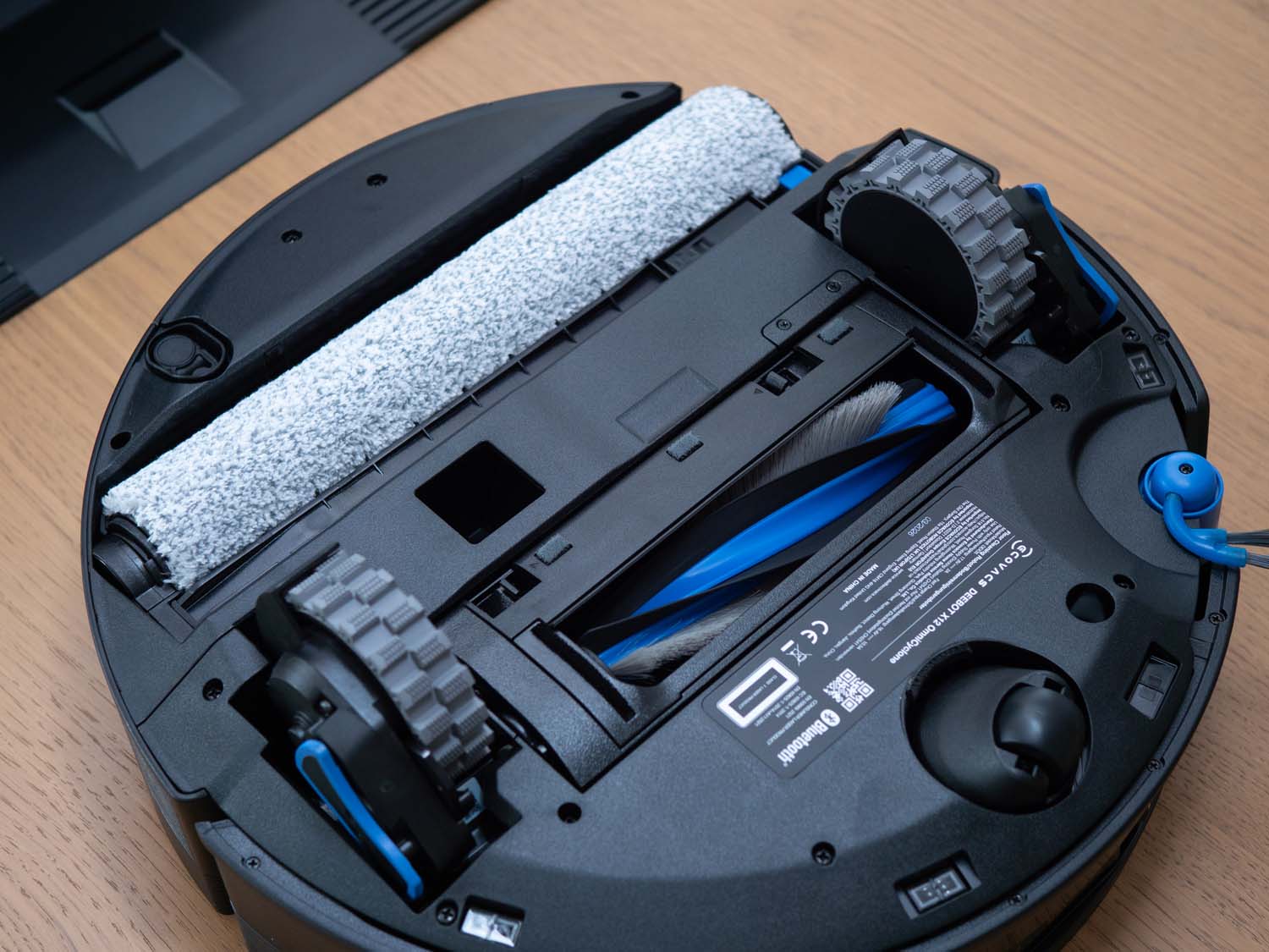 Test Ecovacs Deebot X12 OmniCyclone – świetnie sprząta, bo ma wałek i dodatkowy spryskiwacz plam