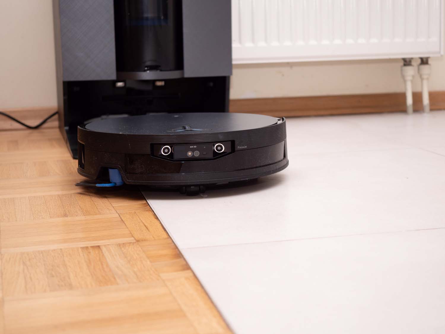 Test Ecovacs Deebot X12 OmniCyclone – świetnie sprząta, bo ma wałek i dodatkowy spryskiwacz plam