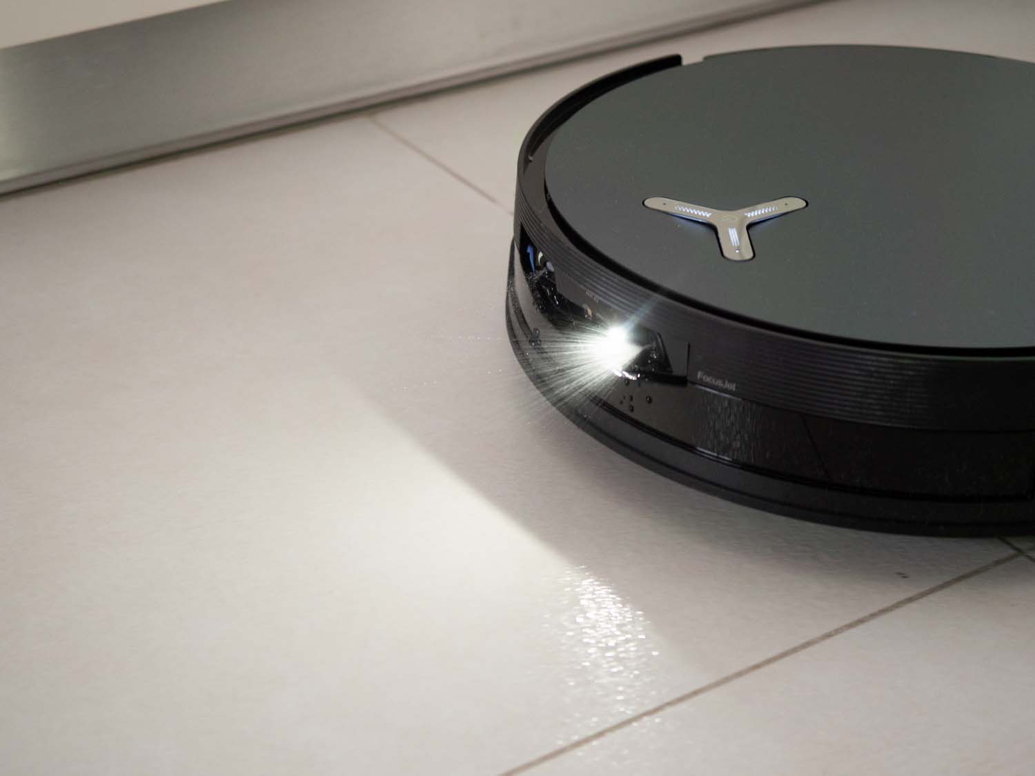 Test Ecovacs Deebot X12 OmniCyclone – świetnie sprząta, bo ma wałek i dodatkowy spryskiwacz plam