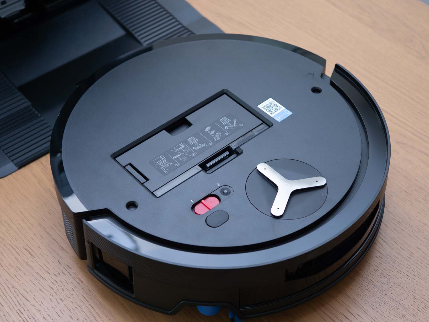 Test Ecovacs Deebot X12 OmniCyclone – świetnie sprząta, bo ma wałek i dodatkowy spryskiwacz plam