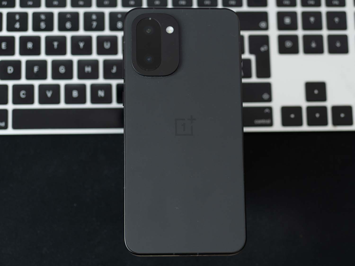 Test OnePlus 15R – jest super, ale jednego elementu na pewno brakuje