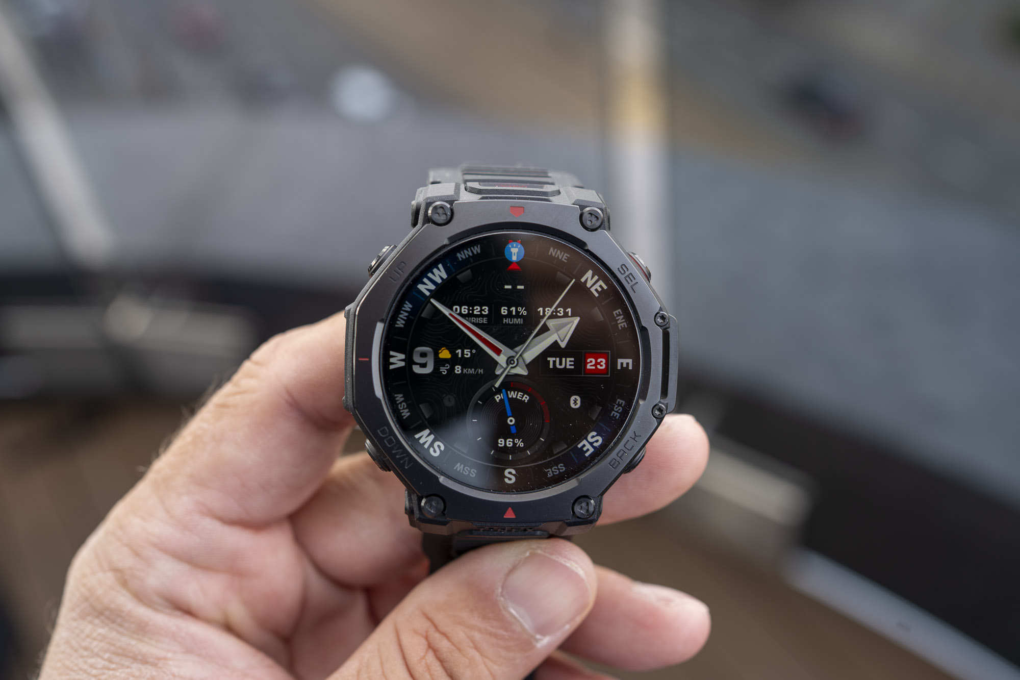 Test Amazfit T-Rex 3 Pro - tytan, latarka, 3000 nitów i minimalne niedociągnięcia – to mocny rywal Garminów