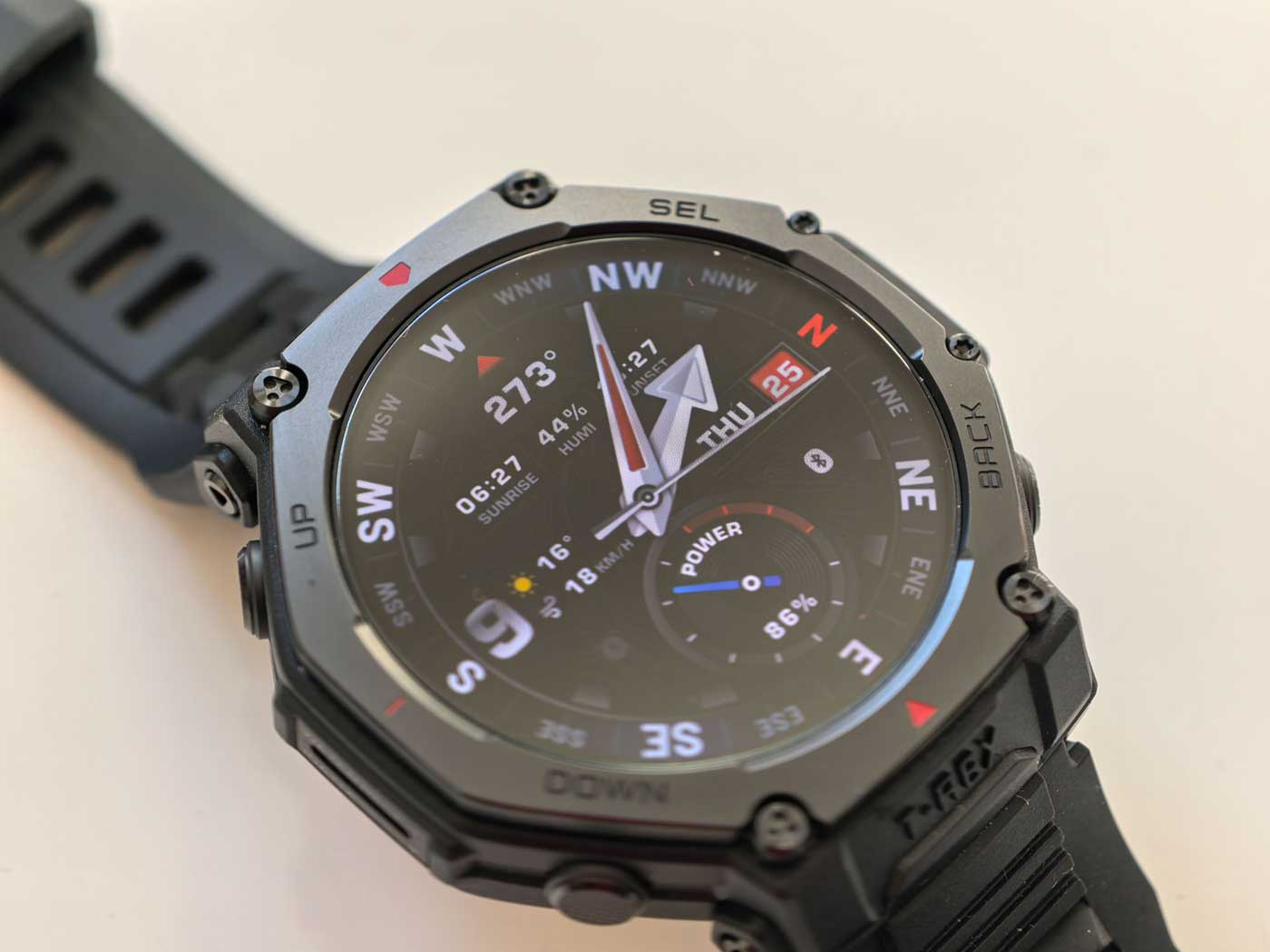 Test Amazfit T-Rex 3 Pro - tytan, latarka, 3000 nitów i minimalne niedociągnięcia – to mocny rywal Garminów