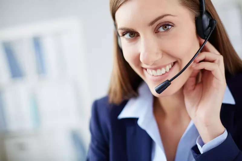 Twarz kobiety z słuchawkami i mikrofonem