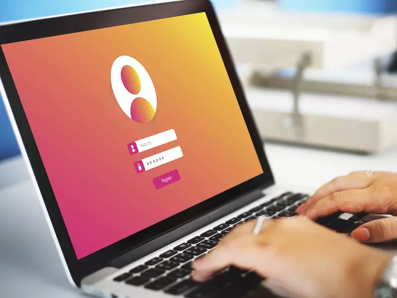 Laptop z ekranem do logowania