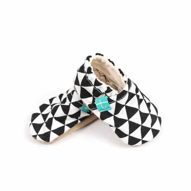 TITOT SLIPPERS BLACK TRIANGLES 18-24 MONTHS