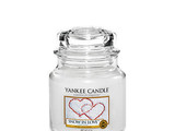 Średnia świeca Yankee Candle Snow in Love PROMOCJA