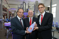 v.l. Günter Thumser, Präsident Henkel CEE, Alfred Smyrek, Werksleiter Wien, Mattias Thrän, Production Steering CEE