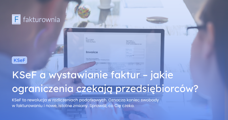Mężczyzna przy komputerze pokazujący na fv 