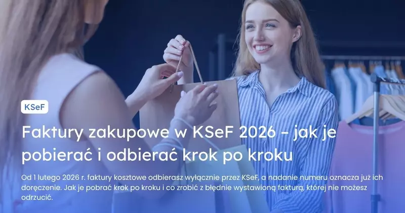 Klientka odbiera papierową torbę z zakupami od sprzedawczyni w sklepie odzieżowym