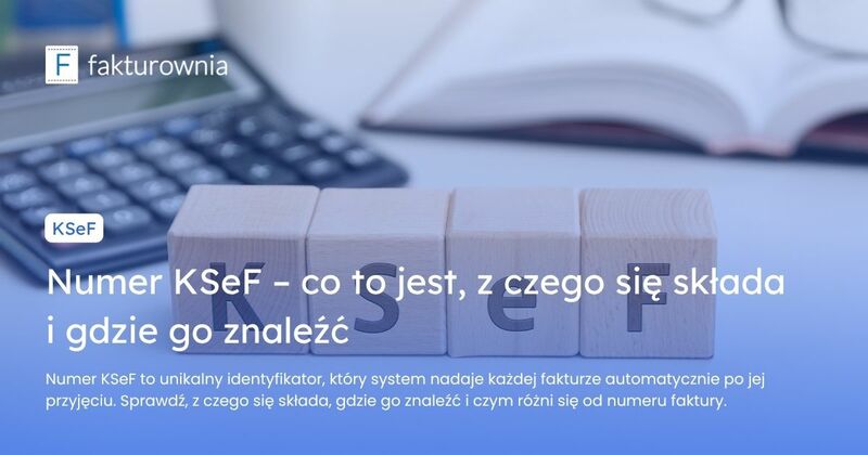 Drewniane klocki z literami układające się w napis KSeF, obok kalkulator na biurku