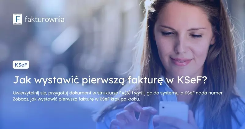Uśmiechnięta kobieta w jasnej koszuli korzysta ze smartfona na ulicy