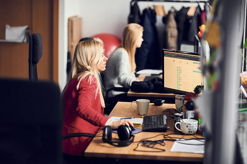 Obrazek wyróżniający, przedstawia kobiety pracujące w biurze