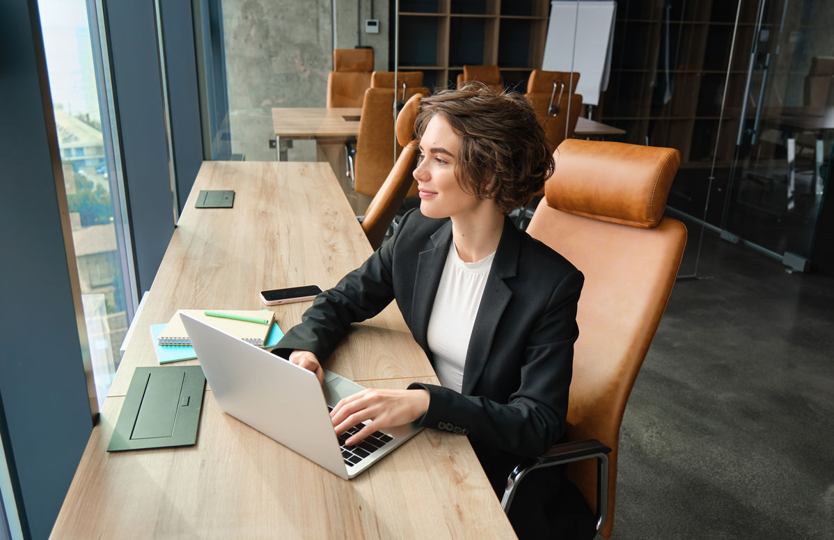 Bizneswoman pracująca na laptopie w biurze – ksef.pl – Krajowy System e-Faktur