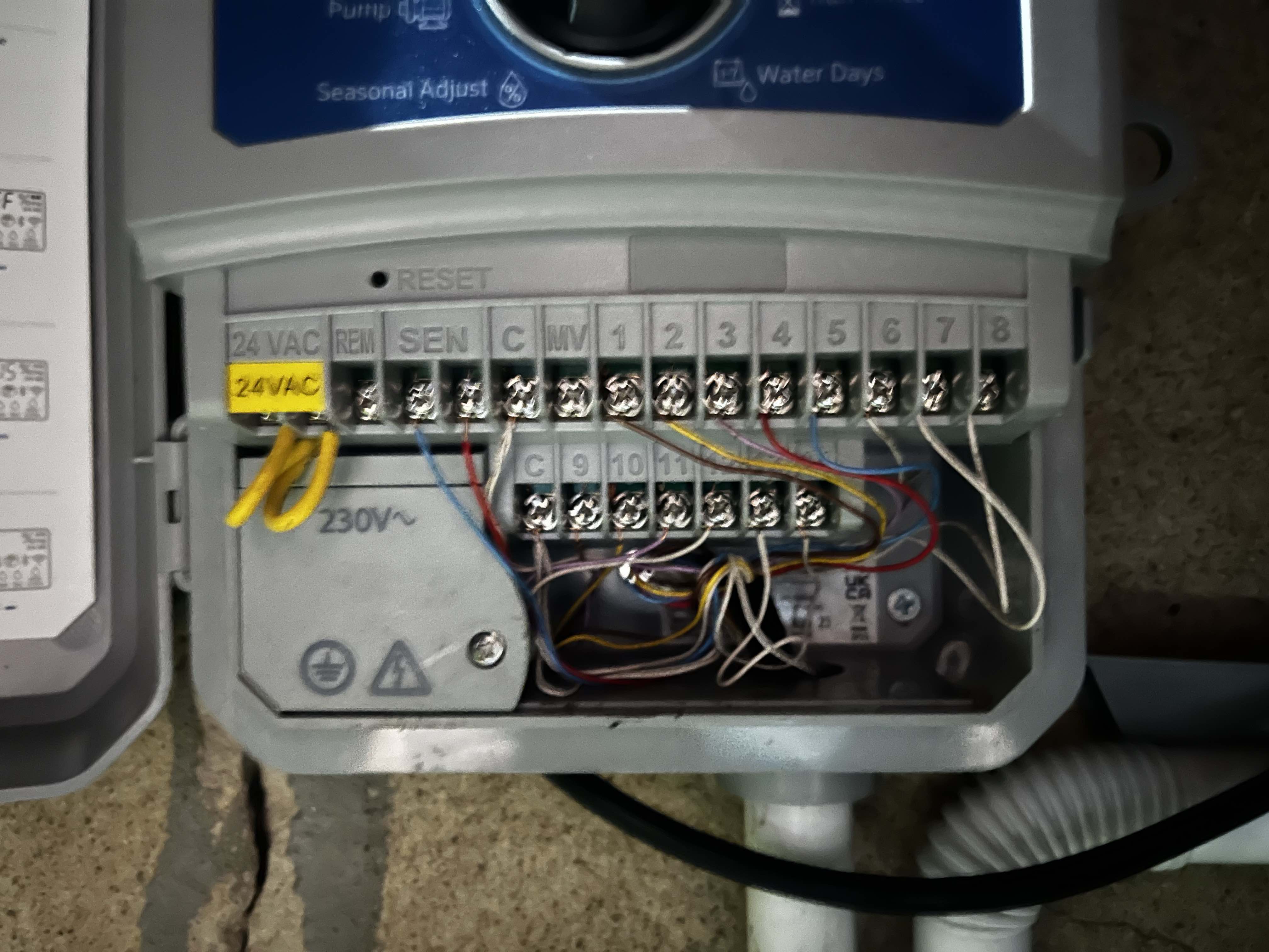 Odlączone przewody ze ścian