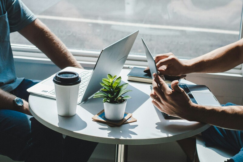 Deux ordinateurs portables dans un café pour travailler