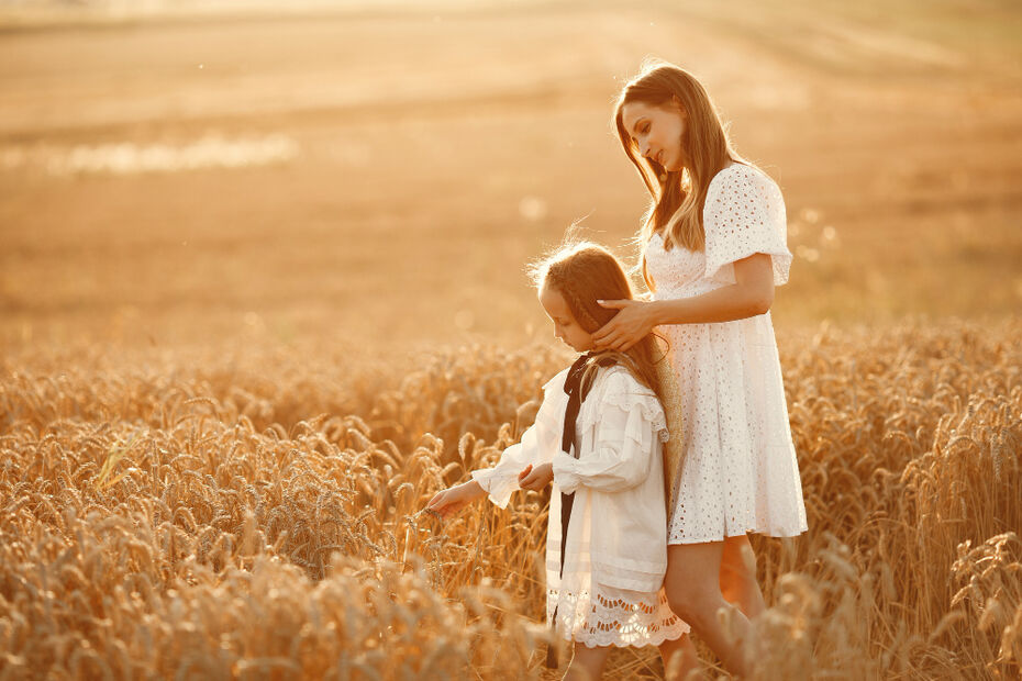 Мама папа поля. Мама с ребенком в поле. Мама с дочкой в поле пшеницы. Фотосессия в поле пшеницы семейная. Счастливая семья в поле.