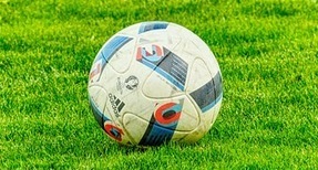 Zdjęcie piłki nożnej na zielonej trawie