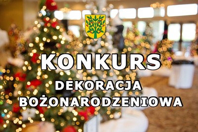 Zdjęcie z oświetleniem świątecznym i napisem "Konkurs Dekoracja Bożonarodzeniowa" oraz herbem gminy Wiśniew