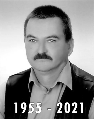 Czarno-białe zdjęcie mężczyzny z napisem 1955 - 2021